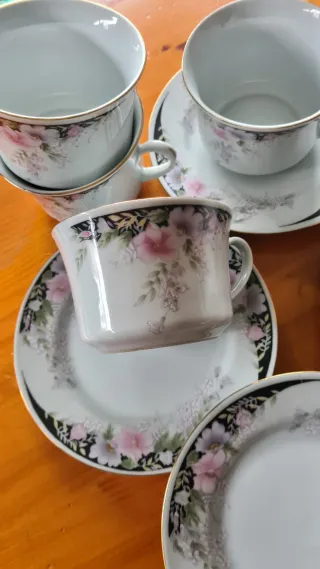 Juego de tazas de porcelana con borde dorado