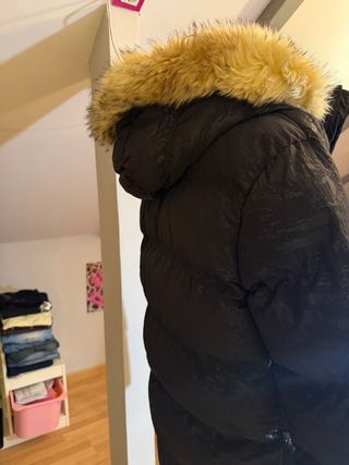 Plumífero SikSilk largo con capucha y pelo