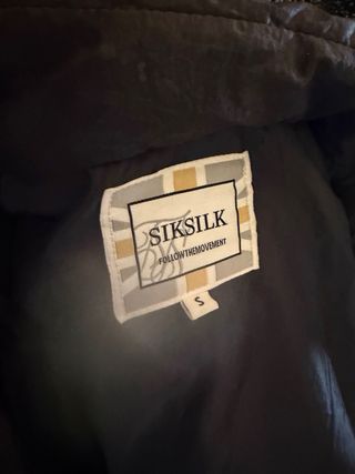 Plumífero SikSilk largo con capucha y pelo