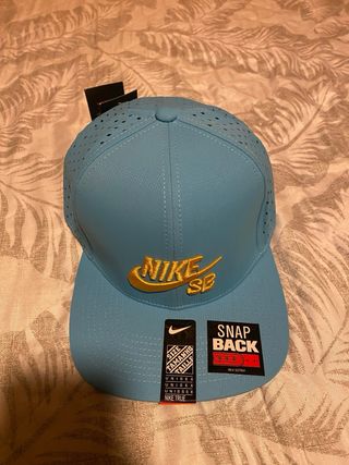 Gorra Nike SB Snapback Azul y Dorada