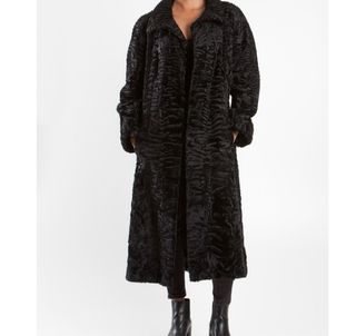 Abrigo piel de astracán negro.