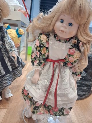 Muñeca de porcelana con vestido de cuadros