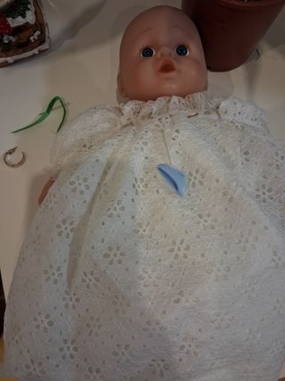 Muñeca de porcelana con vestido de cuadros