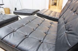 Silla Barcelona y Otomán en Piel Negra.