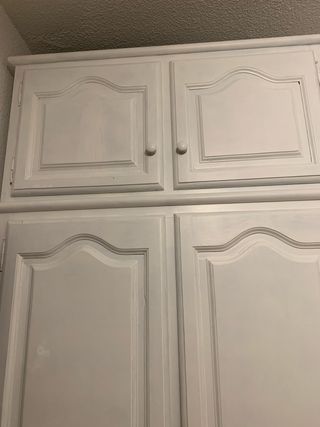 Armario rústico blanco con  maleteros