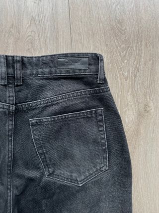 Vaqueros Mom Fit Negros Desgastados