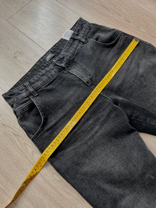 Vaqueros Mom Fit Negros Desgastados