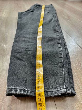 Vaqueros Mom Fit Negros Desgastados