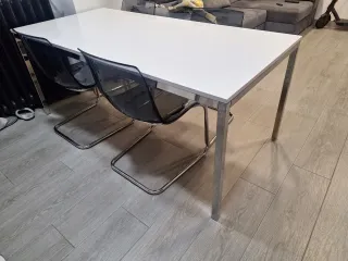 Mesa de salón con 4 sillas