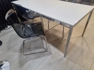 Mesa de salón con 4 sillas