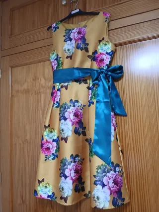 Vestido floral amarillo y zapatos verdes,