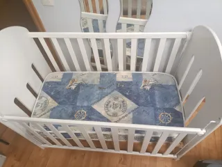 Cuna blanca con somier y colchón