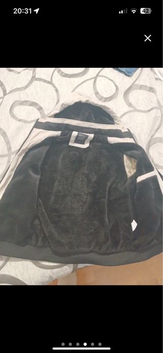 Cazadora beige y negra con capucha