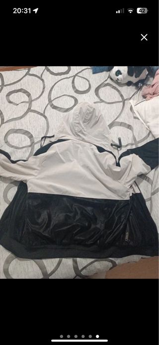 Cazadora beige y negra con capucha