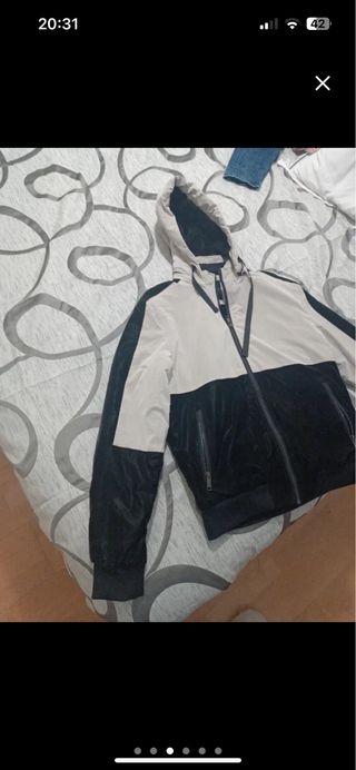 Cazadora beige y negra con capucha