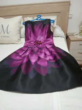 Vestido y zapatos elegantes morados,