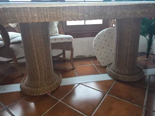 Mesa de mimbre con 6 sillas