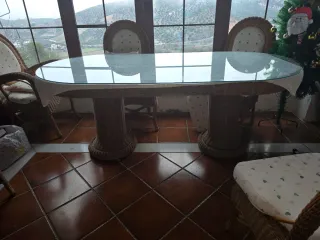 Mesa de mimbre con 6 sillas