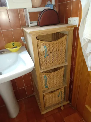 Mueble de madera con cestas de mimbre