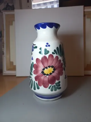 Jarrón de cerámica pintado a mano