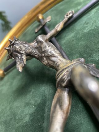 Crucifijo de pared dorado y verde