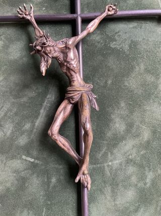 Crucifijo de pared dorado y verde