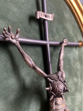 Crucifijo de pared dorado y verde