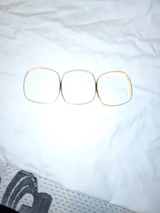 Pulseras doradas y plateadas