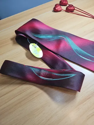 Corbata elegante morado y rojo