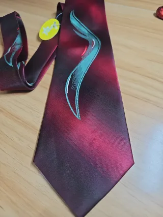 Corbata elegante morado y rojo