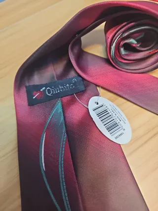 Corbata elegante morado y rojo