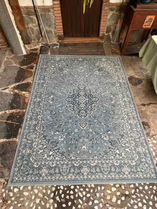 Alfombra azul con diseño floral