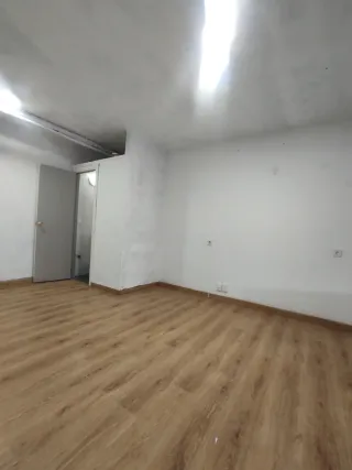 Se alquila local en muy buena ubicación con paso