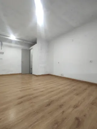 Se alquila local en muy buena ubicación con paso