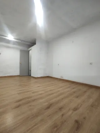 Se alquila local en muy buena ubicación con paso