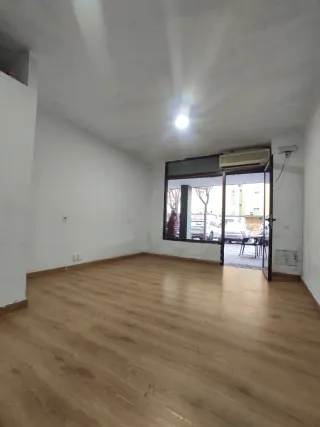 Se alquila local en muy buena ubicación con paso