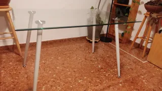 Mesa cristal y 4 sillas nórdicas