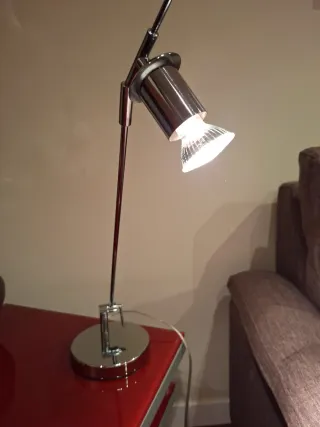 Lámpara de mesa moderna plateada