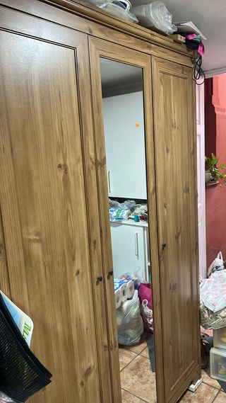 Armario de madera con espejo de gran capacidad