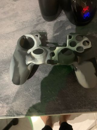 PS4 Slim 1TB + Black Ops + mando + base de carga