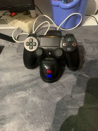 PS4 Slim 1TB + Black Ops + mando + base de carga