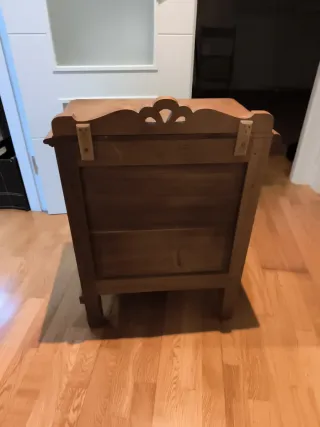 Mesita de noche antigua de madera