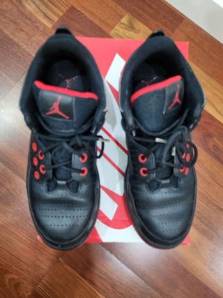 Zapatillas Jordan Negras y Rojas