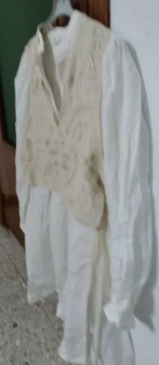 Blusa beige y blanca con chaleco