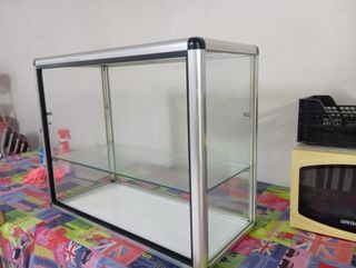 Vitrina expositora de cristal y aluminio