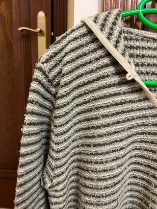 Jersey Zara con capucha. Talla S o 16 años