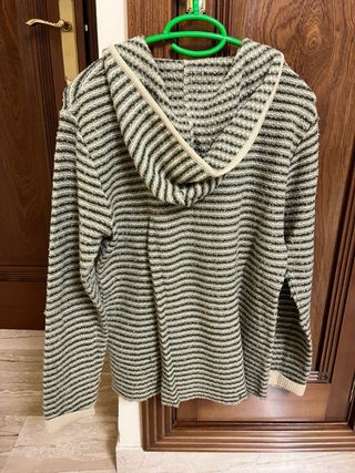 Jersey Zara con capucha. Talla S o 16 años