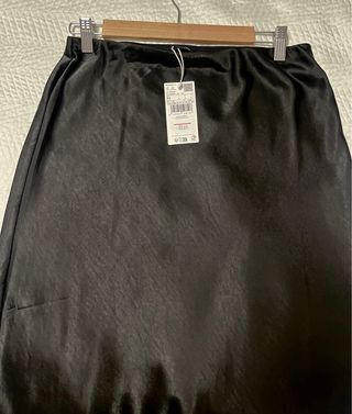 Falda midi satinada negra Mango