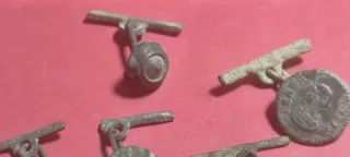 Lote 5 botones medievales pasador