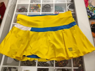 Falda deportiva Wilson amarilla y azul